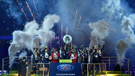 Le Paris Saint-Germain lors de la remise du trophée de champion de France de Ligue 1 le 12 mai 2018. (FRANCK FIFE / AFP)