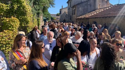 300 people at the start of a "white solidarity march" in support of Gisèle Pelicot in Mazan (Vaucluse) Saturday October 5. (JULIE GASCO / RADIO FRANCE)