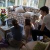 Une famille réunie autour d'un appel en visio, le 11 avril 2020 dans le Connecticut (Etats-Unis). (ANDREW LICHTENSTEIN / CORBIS NEWS)