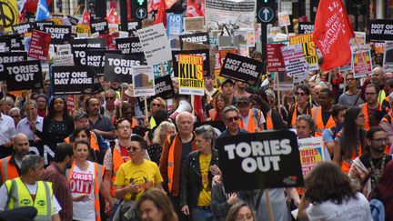 Des milliers de personnes sont descendues dans les rues de Londres pour dénoncer les mesures d'austérité du gouvernement de Theresa May.&nbsp; (ALBERTO PEZZALI / NURPHOTO / AFP)