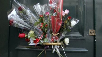 Roses déposées à la porte du domicile parisien de Danielle Mitterrand (22 novembre 2011) (AFP)