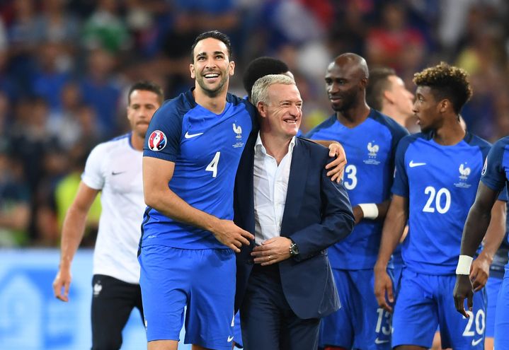 Didier Deschamps dans les bras d'Adil Rami, devant d'autres rempla&ccedil;ants r&eacute;jouis, Kingsley Coman et Eliaquim Mangala, juste apr&egrave;s la victoire des Bleus en demi-finale de l'Euro contre l'Allemagne, le 7 juillet 2016 &agrave; Marseille (Bouches-du-Rh&ocirc;ne). (FEDERICO GAMBARINI / DPA / AFP)