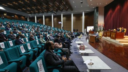 Le Premier ministre libyen&nbsp;Abdelhamid Dbeibah s'adresse aux élus&nbsp;lors de la première session du Parlement, dans la ville côtière de Syrte&nbsp;(Libye), le 9 mars 2021. (MAHMUD TURKIA / AFP)