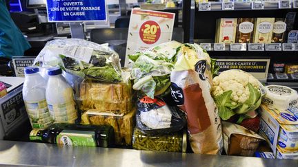 Tapis rempli de victuailles dans une supermarché de Bourgueil, le 13 avril 2023 (MAGALI COHEN / HANS LUCAS / AFP)