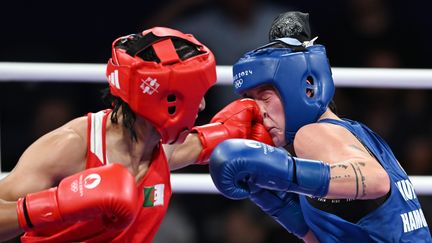 3 août 2024 à Villepinte. La boxeuse algérienne Imane Khelif (en rouge) dans la catégorie des moins de 66 kg, durant son combat contre la hongroise Anna Luca Hamori. Elle sort victorieuse, propulsée en demi-finale olympique avec l'assurance d'obtenir une médaille pour l'Algérie. (SINA SCHULDT / DPA / MAXPPP)