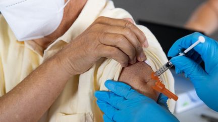 Un vaccin Pfizer-BioNTech contre le Covid-19 administré&nbsp;dans une&nbsp;clinique à Southfield, dans le Michigan, le 24 août 2021. (EMILY ELCONIN / GETTY IMAGES NORTH AMERICA / AFP)