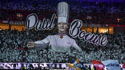 Les supporters lyonnais dans le Groupama Stadium à Lyon (Rhône), le 23 avril 2023. (OLIVIER CHASSIGNOLE / AFP)