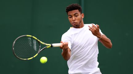 Arthur Fils en action à Wimbledon, le 7 juillet 2022. (STEVEN PASTON / MAXPPP)