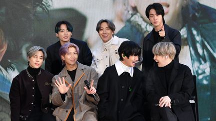 Les sept garçons du groupe coréen de K-Pop BTS (de gauche à droite :&nbsp;Jimin, Jungkook, RM, J-Hope, V, Jin,&nbsp;et SUGA), en visite au Rockefeller Plaza de New York&nbsp;(Etats-Unis) le 21 février 2020. (DIA DIPASUPIL / GETTY IMAGES NORTH AMERICA / AFP)