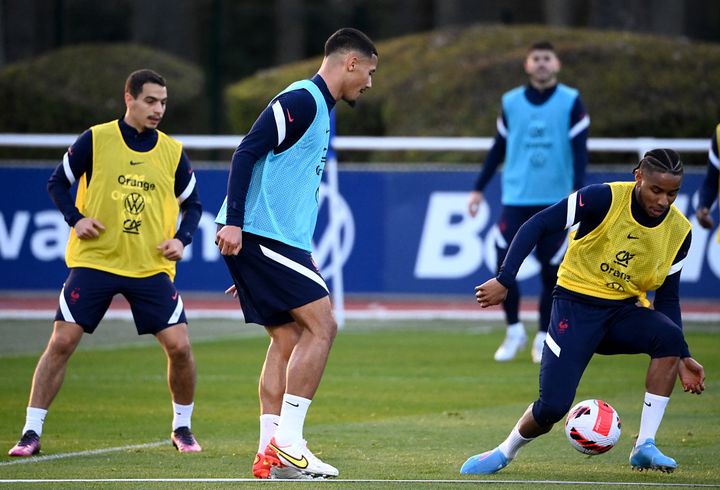 William Saliba et Christopher&nbsp;Nkunku lors de l'entraînement de l'équipe de France à Clairefontaine, le 22 mars (FRANCK FIFE / AFP)