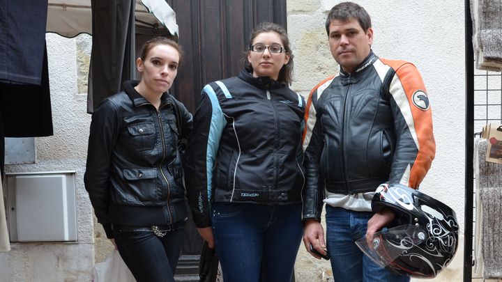 Elodie, Marine et Christophe, le 4 mai 2013 sur le march&eacute; de Villeneuve-sur-Lot (Lot-et-Garonne) (THOMAS BAIETTO / FRANCETV INFO)