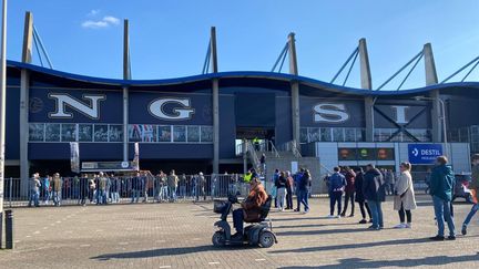 Les supporters ont fait la queue avant d'entrer dans le stade. (FANNY LECHEVESTRIER / RADIO FRANCE)