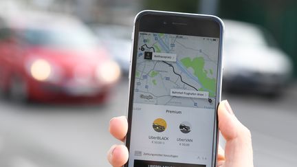 Un chauffeur Uber qui s'estime&nbsp;accusé à tort par une cliente a porté plainte contre X, conjointement avec la CFDT-VTC. (HELMUT FOHRINGER / APA-PICTUREDESK / AFP)