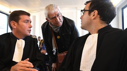 Julien Durand (au centre), porte-parole de l'association anti-aéroport ACIPA, s'entretient avec Erwan Le Moigne (à gauche) et Thomas Dubreuil (à droite), les deux avocats de l'association lundi&nbsp;14 novembre 2016. (DAMIEN MEYER / AFP)