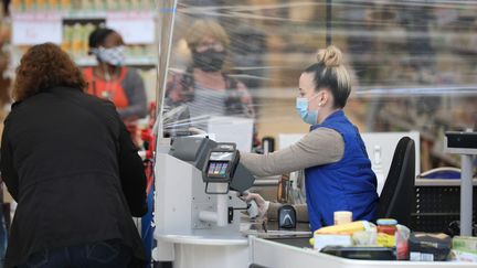 Les hotesses de caisse sont considérées comme des travailleurs de seconde ligne. Photo d'illustration. (ARNAUD JOURNOIS / MAXPPP)