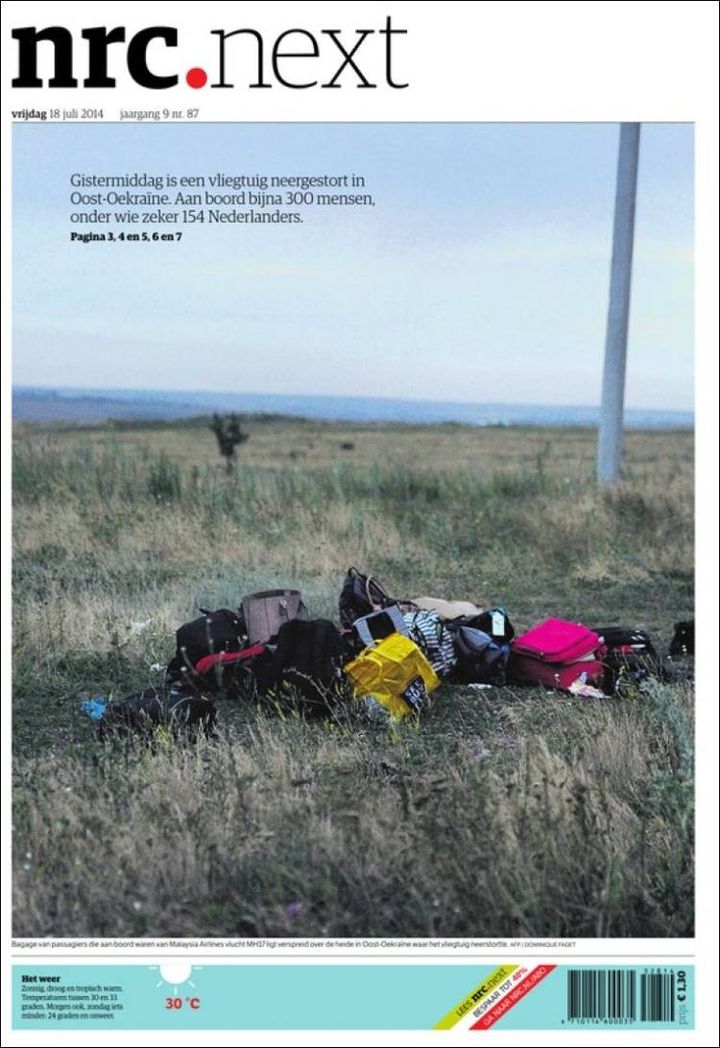 Le tablo&iuml;d NRC Next publie &agrave; sa une, le 18 juillet 2014, une photo du lieu o&ugrave; s'est crash&eacute;, en Ukraine, le vol MH17 de la Malaysia Airlines. (NRC NEXT)