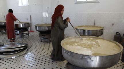 Des femmes font la cuisine dans un camp situ&eacute; en Turquie, au nord d'Alep, en Syrie, le 17 mai 2014.&nbsp; (JALAL AL-MAMO / REUTERS )