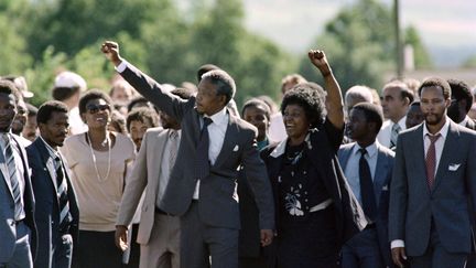 Nelson Mandela, après sa libération, le 11 février 1990 à Paarl, accompagné de sa femme Winnie. (ALEXANDER JOE / AFP)