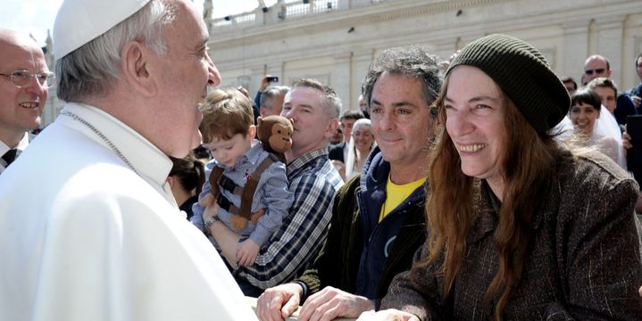 Patti Smith et le pape François, le 10 avril 2013 au Vatican
 (OSSERVATORE ROMANO / AFP )