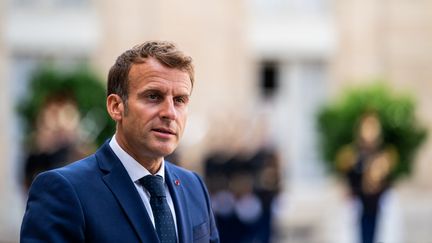 Le président de la République, Emmanuel Macron, dans la cour du palais de l'Elysée, à Paris, le 27 août 2021. (XOSE BOUZAS / HANS LUCAS / AFP)