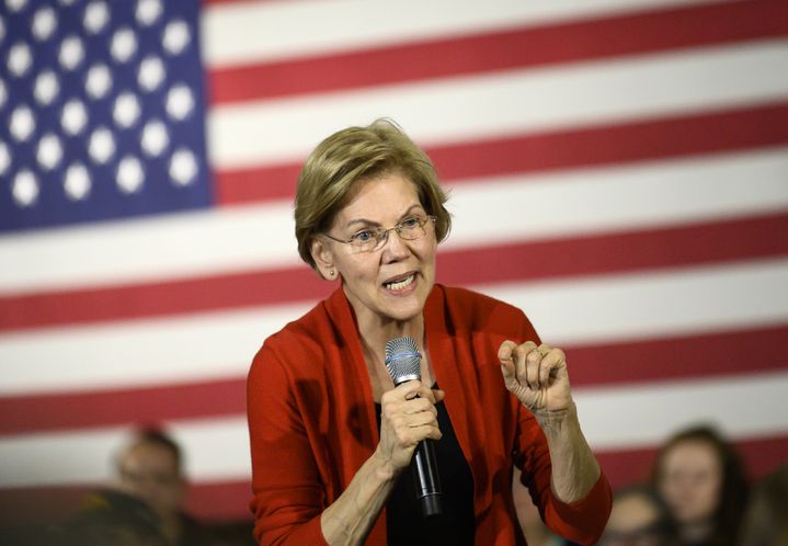 La sénatrice du Massachusetts, Elizabeth Warren, lors d'un meeting de campagne à Cedar Rapids (Iowa), le 26 janvier 2020. (STEPHEN MATUREN / AFP)
