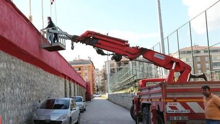 Hamit Isik est interdit de stade. Accompagn&eacute; d'un ami sur une grue, le 7 mai 2015, &agrave; Corum (Turquie), il a tout de m&ecirc;me pu regarder le match. (RT / YOUTUBE)