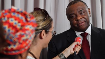 L'ancien vice-président de la RDC Jean-Pierre Bemba interrogé par une journaliste de RFI le 24 juillet 2018 à Bruxelles (Belgique). (JOHN THYS / AFP)