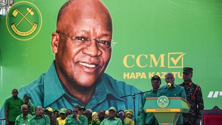 Le président sortant et candidat du parti au pouvoir Chama Cha Mapinduzi (CCM) au scrutin présidentiel, John Magufuli (debout et face au micro), s'exprime lors du lancement officiel de la campagne de la formation politique pour les élections générales d'octobre au stade Jamhuri de Dodoma, la capitale de la Tanzanie, le 29 août 2020. (ERICKY BONIPHACE / AFP)