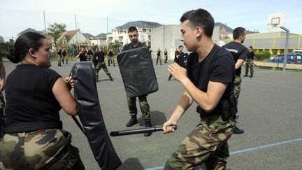 &nbsp; (Des élèves réservistes s'entraînent à la caserne d’une gendarmerie d'Orléans, lors d'une visite du Ministre de l'Intérieur Bernard Cazeneuve le 1er août © MAXPPP / Pascal Proust)