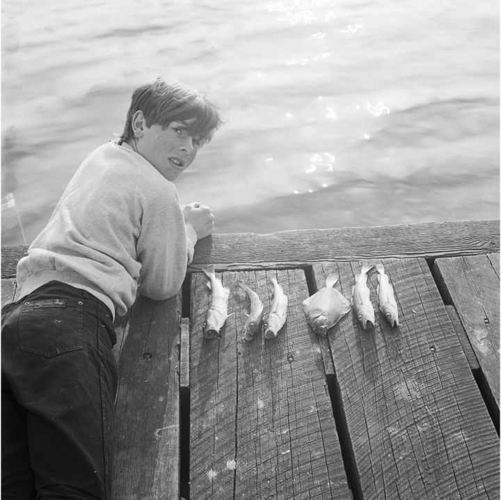 Tom Wood, "Boy with fish Seacombe docks", 1979
 (Tom Wood courtesy galerie Sit Down)