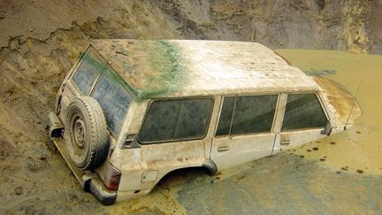 Cinq corps ont &eacute;t&eacute; d&eacute;couverts dans une voiture retrouv&eacute;e immerg&eacute;e dans un &eacute;tang de la province de Kampong Speu, le 14 janvier, au Cambodge.&nbsp; (STR / AFP)