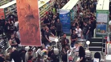 Capture d'image montrant plusieurs centaines de personnes venues pour le Helfest faire la queue devant les&nbsp;caisses du magasin&nbsp;Leclerc de Clisson, le 17 juin 2016&nbsp; (LECLERC / FACEBOOK)