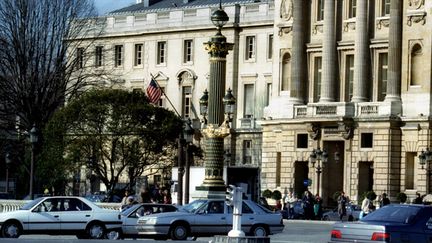 &nbsp; (L'ambassade américaine place de la Concorde à Paris en 1995 © Charles Platiau/Reuters)