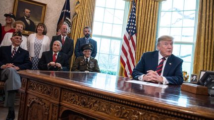 Donald Trump reçoit des&nbsp;anciens combattants de seconde guerre mondiale, à la Maison Blanche, à Washington (Etats-Unis), le 11 avril 2019. (NICHOLAS KAMM / AFP)