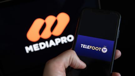 Les logos de Mediapro et de la nouvelle chaîne Téléfoot. (ARNAUD JOURNOIS / MAXPPP)