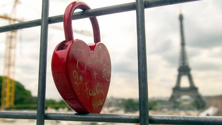 A Paris, les cadenas d'amour sont partout comme ici sur la grille du chantier du Trocadéro.
 (B.Levesque / IP3 Press / MaxPPP)