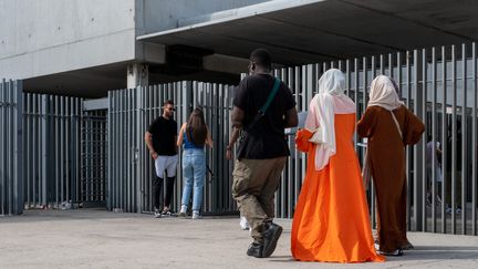 Des lycéennes se rendent au lycée en abaya (illustration à Marseille, 7 juin 2023). (GILLES BADER / MAXPPP)