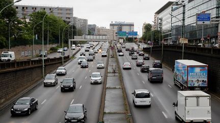 Des embouteillages sur le périphérique parisien le 11 mai 2020. (THOMAS SAMSON / AFP)