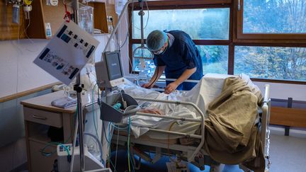 Un medecin examine un patient infecté par le Covid-19 à l'hôpital Emile-Muller de Mulhouse (Haut-Rhin), le 17 novembre 2020 (photo d'illustration). (PATRICK HERTZOG / AFP)