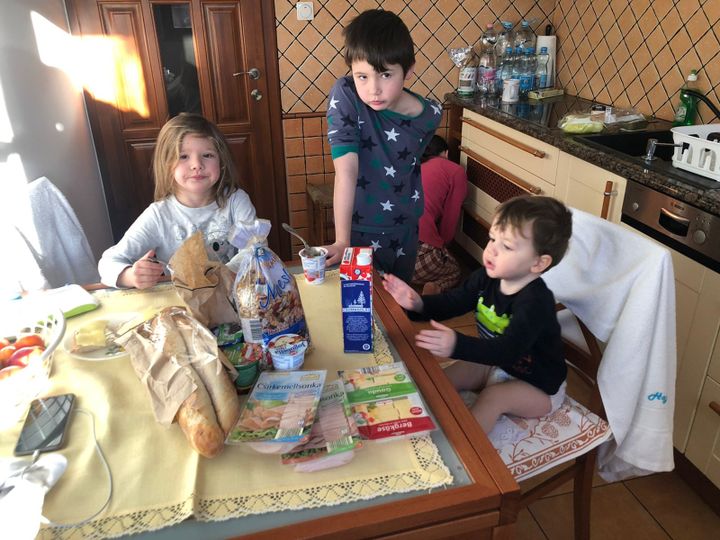 Les enfants de David Culot dans leur logement Airbnb à Hajdúszoboszló, en Hongrie, le 1er mars 2022. (DAVID CULOT)