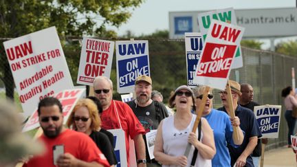 General Motors fait face au plus grand conflit social de l'histoire de l'industrie automobile depuis un demi-siècle. Ici, des grévistes défilent devant General Motors à Detroit (Michigan), le 22 septembre 2019. (JEFF KOWALSKY / AFP)