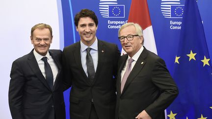 Le président du Conseil européen, Donald Tusk, le Premier ministre canadien, Justin Trudeau, et le président de la Commission européenne Jean-Claude Juncker, réunis à Bruxelles (Belgique), à l'occasion de la signature du Ceta, le 30 octobre 2016. (JOHN THYS / AFP)