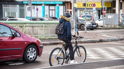 Un adolescent sur un vélo à Rouen (Seine-Maritime). (JEAN-LUC FLEMAL / MAXPPP)