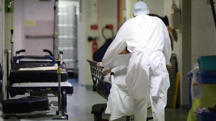 Un soignant dans un couloir de l'hôpital d'Abbeville (Somme), le 13 novembre 2020. (DOMINIQUE TOUCHART / MAXPPP)