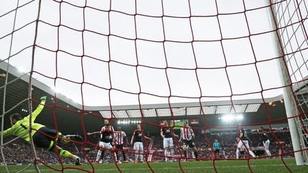 David De Gea, le gardien de Manchester United, s'incline sur un coup franc de Wahbi Khazri (Sunderland). (? REUTERS STAFF / REUTERS / X01095)