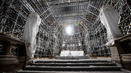 La croisée du transept de Notre-Dame de Paris, endroit où s'est écroulée la flèche de Viollet-le-Duc, et sous lequel a été découvert un cercueil en plomb, probablement du XIVe siècle, lors de travaux d'excavation pour sa rénovation, en mars 2022. (IAN LANGSDON / POOL)