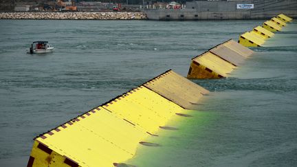 Des blocs du projet Mose sont testés à Venise (Italie), le 28 novembre 2014. (VINCENZO PINTO / AFP)