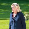 Marine Le Pen, présidente du groupe RN à l'Assemblée nationale, arrive à l'Elysée pour un échange avec Emmanuel Macron, le 26 août 2024, à Paris. (UMIT DONMEZ / ANADOLU / AFP)