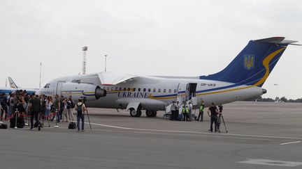 Un avion transportant des prisonniers lors d'un échange entre la Russie et l'Ukraine, à Kiev, le 7 septembre 2019. (VLADIMIR SHTANKO / ANADOLU AGENCY / AFP)