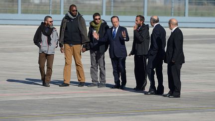 Le pr&eacute;sident fran&ccedil;ais Fran&ccedil;ois Hollande et le ministre des Affaires &eacute;trang&egrave;res, Laurent Fabius accueille les otages &agrave; leur arriv&eacute;e &agrave; Villacoublay (Yvelines), le 30 octobre 2013.&nbsp;De gauche &agrave; droite, Marc F&eacute;ret, Thierry Dol, Pierre Legrand, Francois Hollande, Laurent Fabius et Daniel Larribe. (WITT / SIPA)